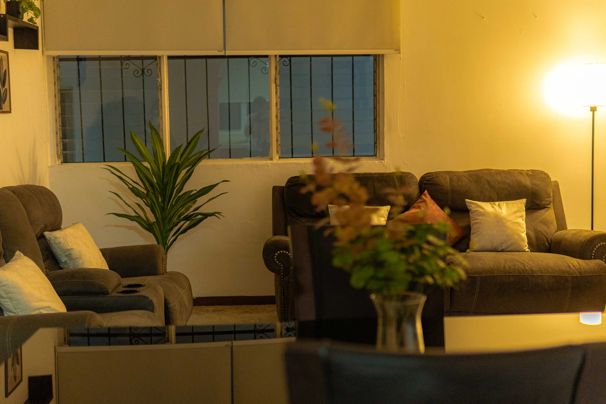Áreas de convivencia de Los Olivos con sillones junto al patio