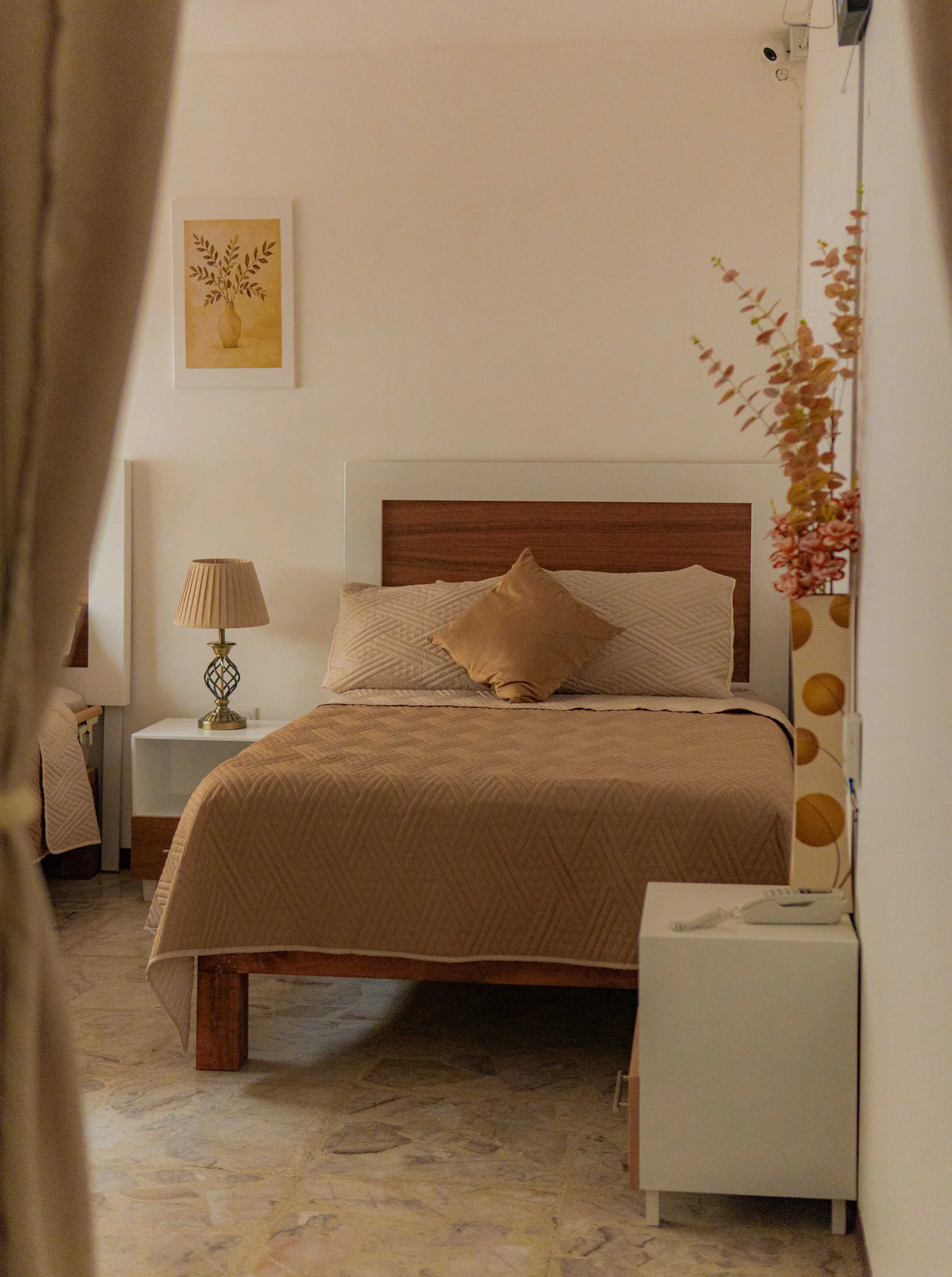 Habitación compartida de Los Olivos con dos camas y vista al patio