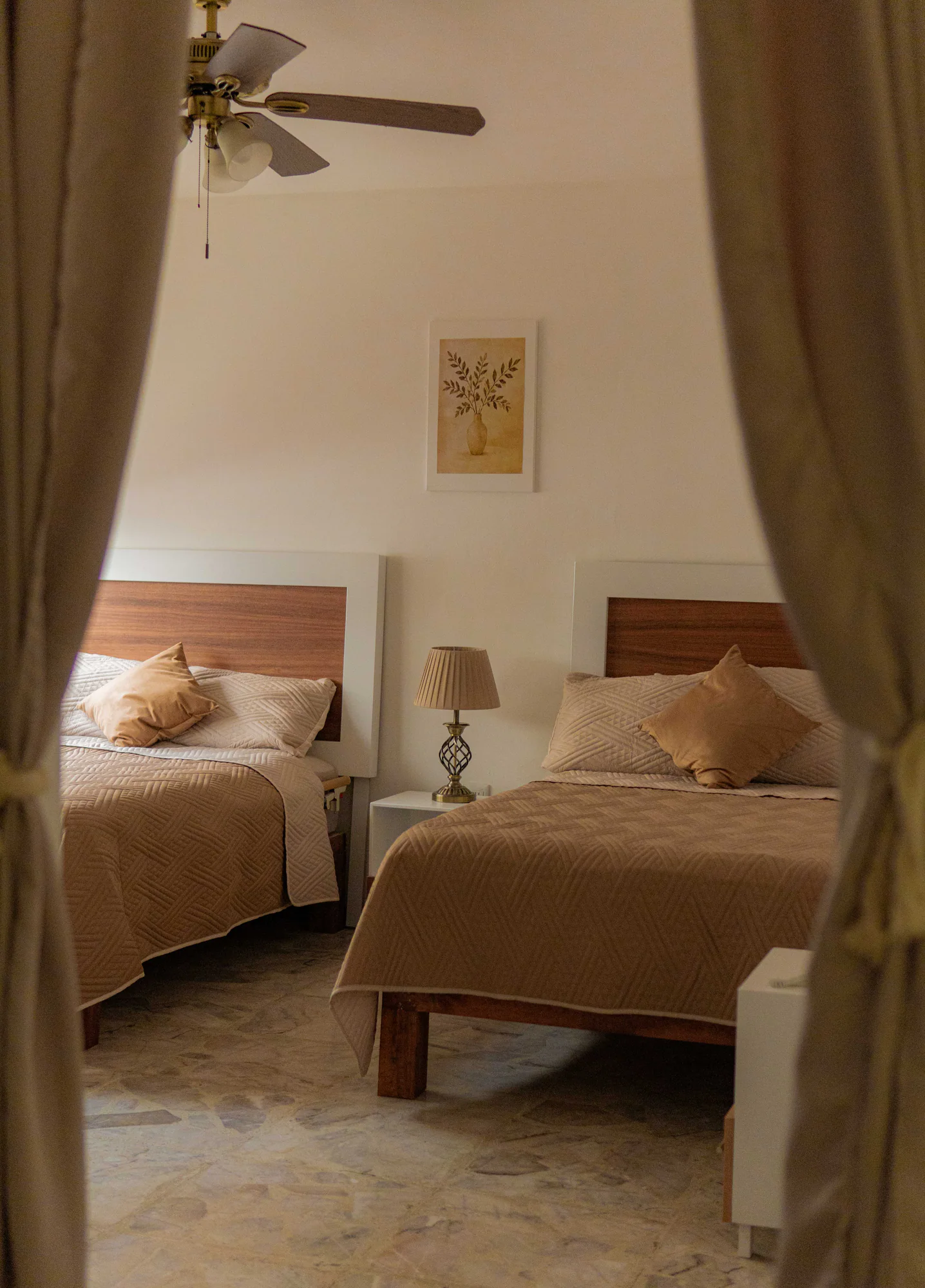 Habitación de Los Olivos con cama, sillón reclinable y televisión