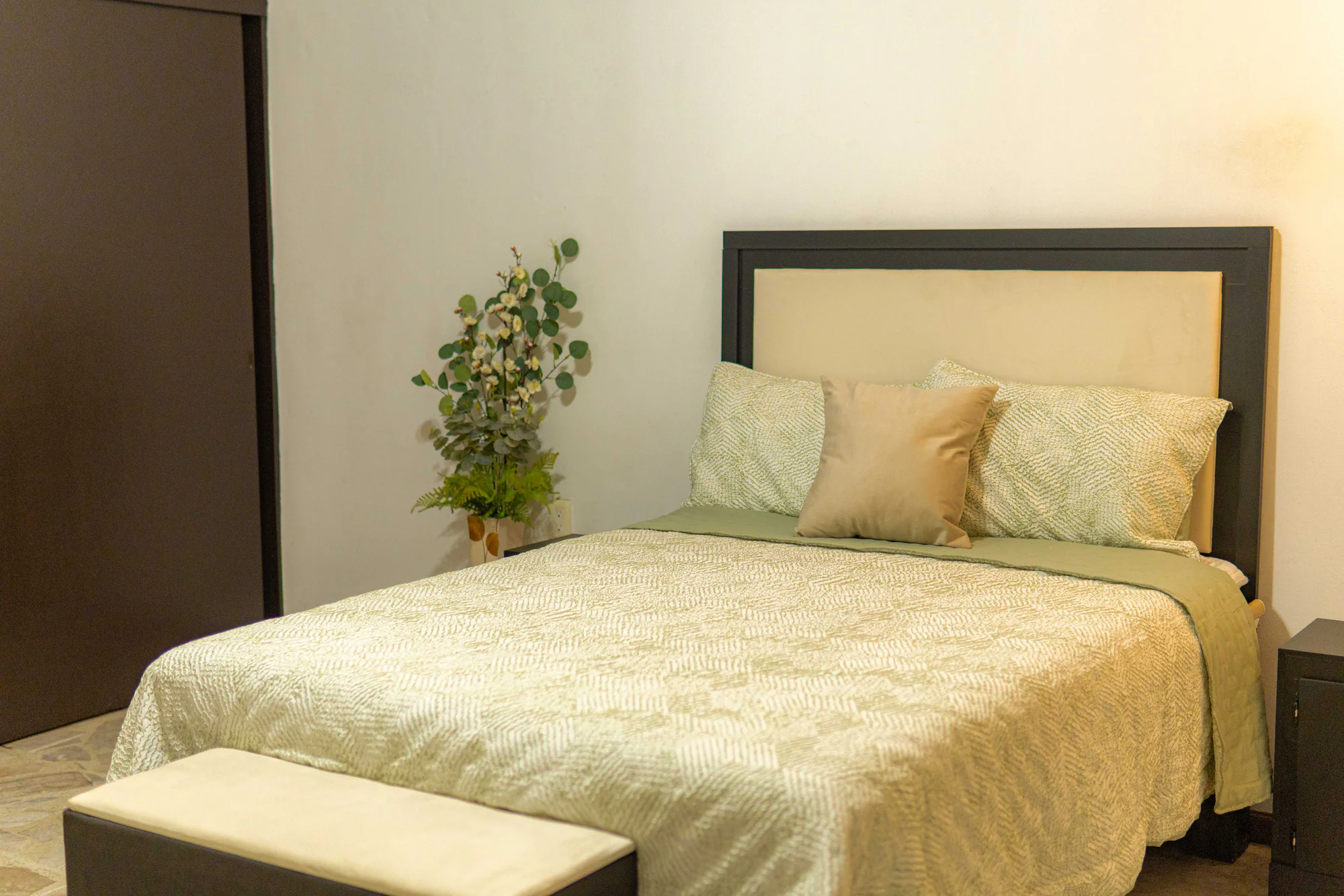 Habitación individual de Los Olivos con cama, buró y lámpara