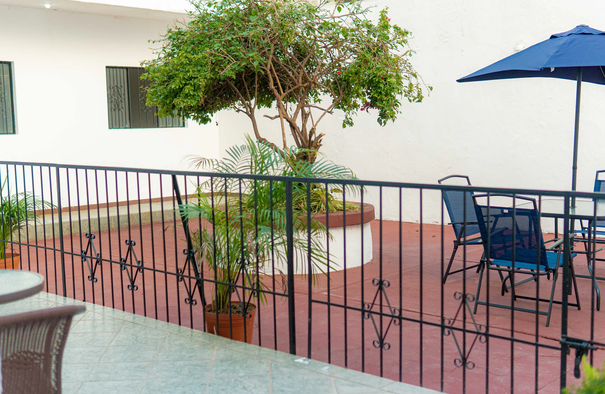 Terraza de Los Olivos con mesa y sombrilla
